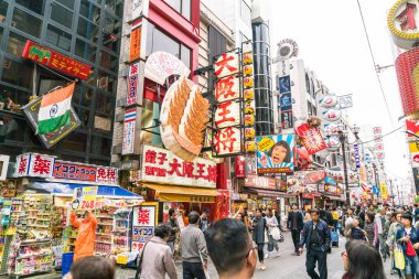 Osaka, Japonya - 19 Kasım 2016: Bir grup insan shopp için yürüyüş