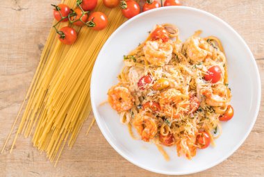 Spagetti karides, domates, fesleğen ve peynir ile 