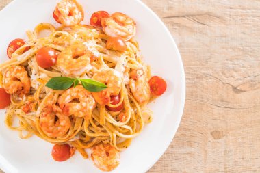 Spagetti karides, domates, fesleğen ve peynir ile 