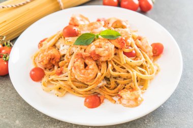 Spagetti karides, domates, fesleğen ve peynir ile 