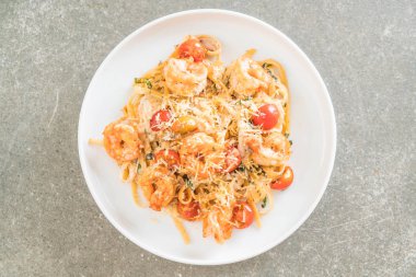 Spagetti karides, domates, fesleğen ve peynir ile 