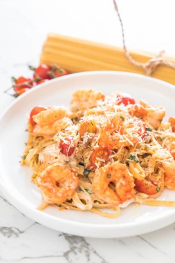 Spagetti karides, domates, fesleğen ve peynir ile 