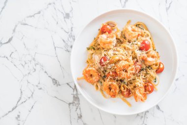 Spagetti karides, domates, fesleğen ve peynir ile 