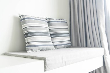 Oturma odasında kanepe dekorasyon güzel yastık 