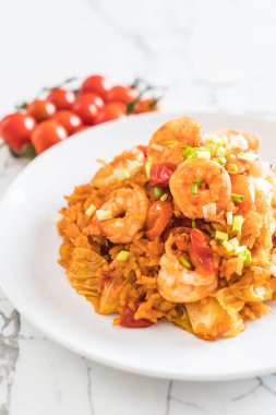 Kore baharatlı sos ve karides kızarmış pilav