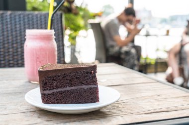 Çikolatalı pasta plaka üzerinde