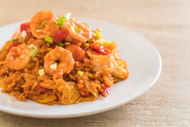 Kore baharatlı sos ve karides kızarmış pilav