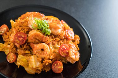 Kore baharatlı sos ve karides kızarmış pilav