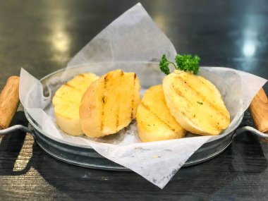 Sepette sarımsaklı ekmek