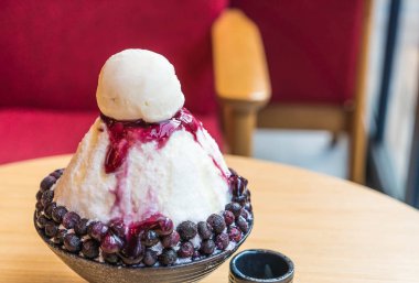 buz tıraş yaban mersini ve vanilyalı dondurma ile