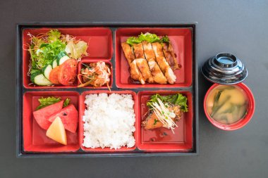 Teriyaki tavuk bento koymak