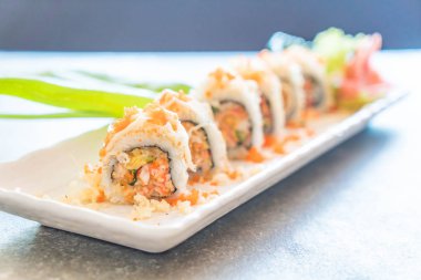 suşi roll maki tempura