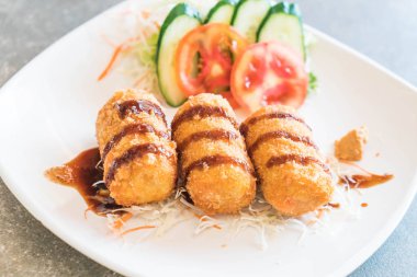 Kızarmış patates Tonkatsu sos ile