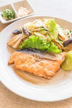 sebze ile kızarmış som balığı biftek