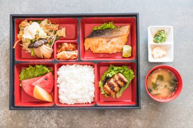 ızgara somon bento koymak