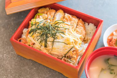 Kızarmış pirzola domuz (katsudon)  