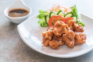 kızarmış piliç tonkatsu sos ile