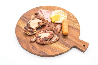 ahşap plaka üzerinde ızgara biftek mix