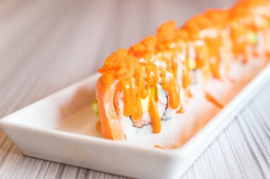 Somon suşi roll