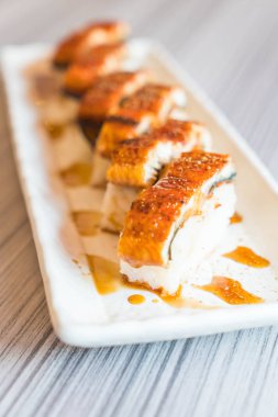 yılan balığı (unagi suşi)