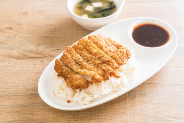 tepesinde pirinç (tonkatsu) ile miso çorbası kızarmış domuz eti