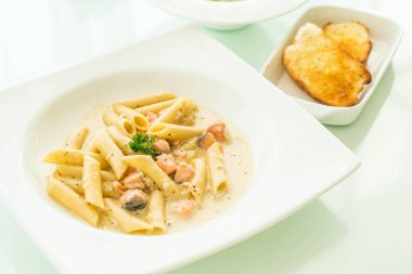 Penne carbonara makarna somon ile
