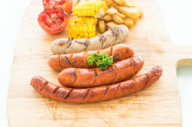 ızgara sosis mix sebze ve patates kızartması ile