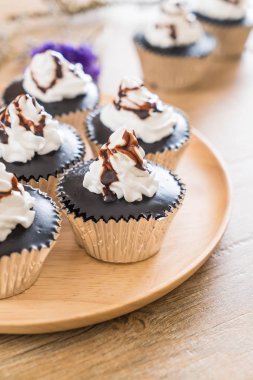 krem şanti ile çikolatalı kek