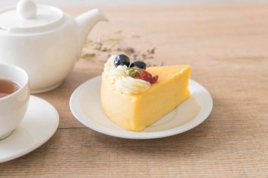 peynirli kek çilek ve yaban mersini