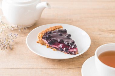 böğürtlenli turta çay ile