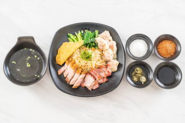 Yumurta noodle kırmızı kızarmış domuz, gevrek domuz eti, köfte ve çorba ile 