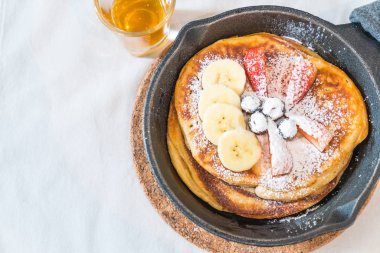 taze çilek yaban mersini ve muz ile gözleme 