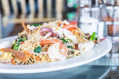 Deniz ürünleri ile tavada kızartılmış erişte