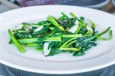 sarımsak ile tavada kızartılmış amaranth