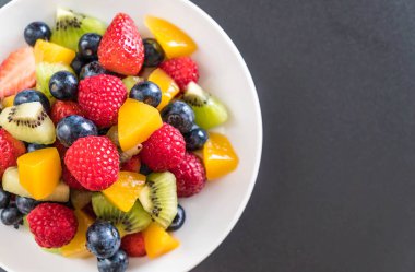 karışık taze meyve (çilek, ahududu, yaban mersini, kivi, mang