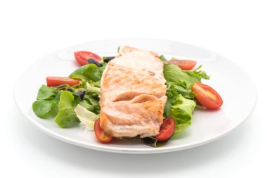 beyaz üzerine Somon ızgara biftek