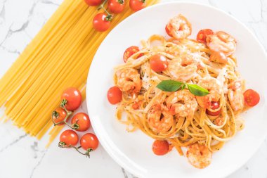 Spagetti karides, domates, fesleğen ve peynir ile 