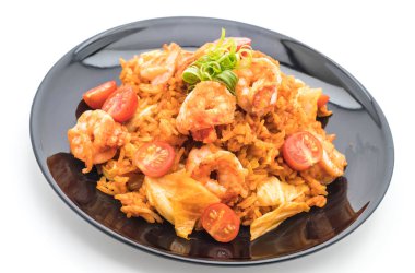 Kore baharatlı sos ve karides kızarmış pilav