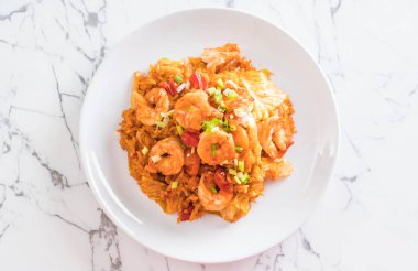 Kore baharatlı sos ve karides kızarmış pilav