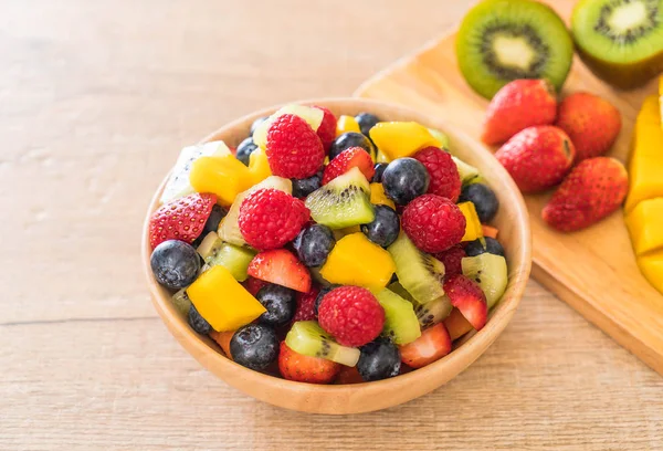Смешанные свежие фрукты (клубника, малина, черника, киви, манг — стоковое фото