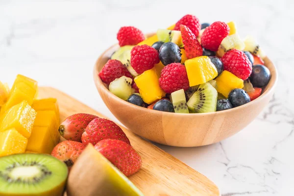 Blandad färsk frukt (jordgubbar, hallon, blåbär, kiwi, mang — Stockfoto