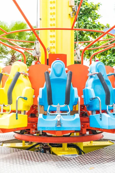 Sièges de montagnes russes colorés au parc d'attractions — Photo