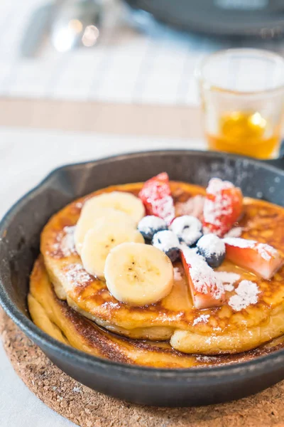 taze çilek yaban mersini ve muz ile gözleme 