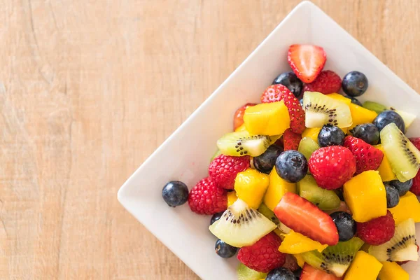 karışık taze meyve (çilek, ahududu, yaban mersini, kivi, mang