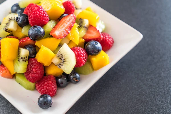 Mixed fresh fruits (strawberry, raspberry, blueberry, kiwi, mang — Stock Photo, Image