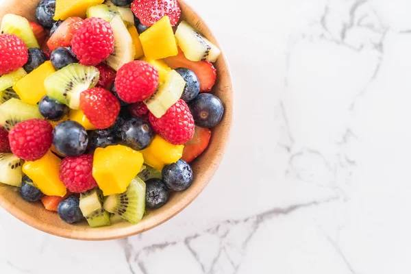 Mixed fresh fruits (strawberry, raspberry, blueberry, kiwi, mang — Stock Photo, Image