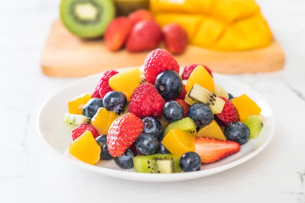 Blandad färsk frukt (jordgubbar, hallon, blåbär, kiwi, mang — Stockfoto