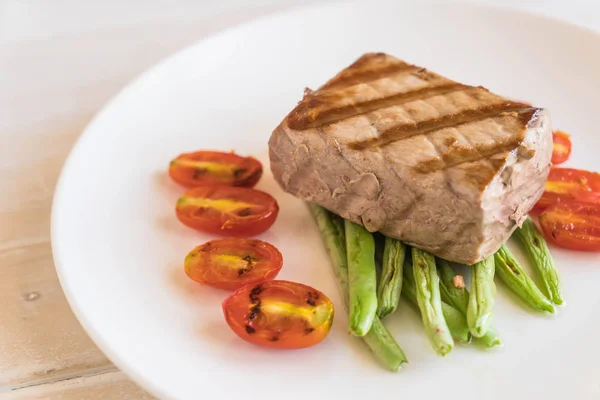 Tonijnsteak met salade — Stockfoto