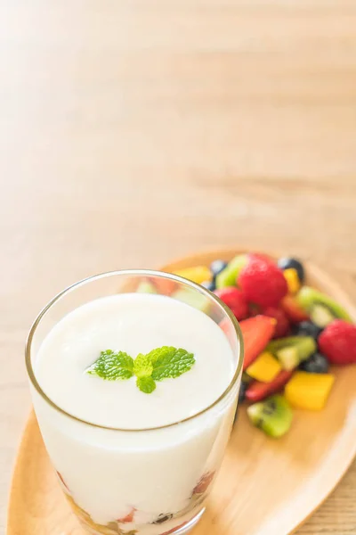 Joghurt mit gemischten Früchten (Erdbeere, Blaubeeren, Himbeere, Kiw) — Stockfoto
