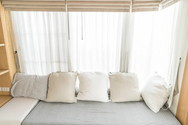Красива подушка на дивані внутрішнє оздоблення — стокове фото